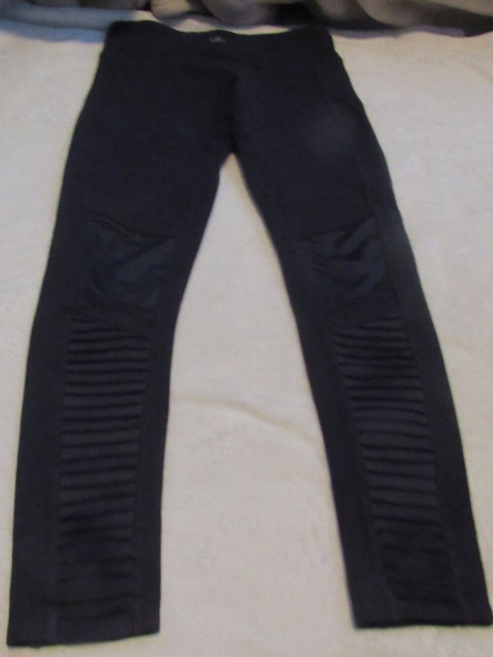 ALO Yoga Navy Leggings with Pleated Side Detail - Picture 14 of 16